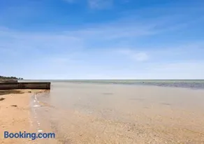 The Shack- Walk to beach, sleeping 4, fireplace, pet friendly! - Image 3