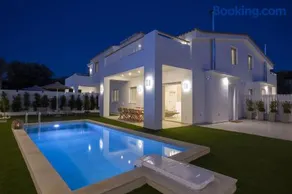 THE QUAD Luxury Villas - Image 1