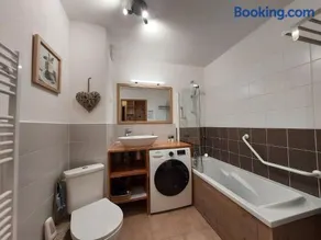 Appartement cosy 3 pièces, avec balcon et piscine, proche des pistes et commodités à La Plagne Tarentaise - Image 2