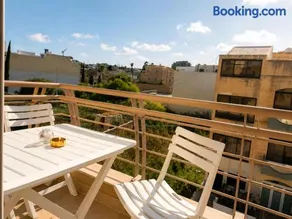 Swieqi Family 3BR Spacious and Bright Apartment I Cot & HighChair - Image 4