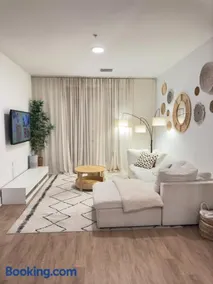 Modern 1 bedroom Apartment and Den in Orlando - Image 3