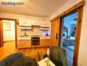 NEW luxury citycenter apartment with free parking & AC - Image 2