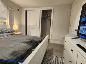 Comfy, cozy, stylish and affordable - free parking - Image 5