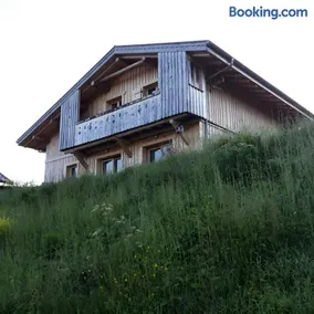 Chalet avec terrasse, jardin et barbecue | Vue ville - Image 2