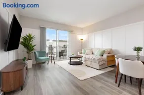 Warrenville Resort Style Apartments Near Downtown with Pool, Free Parking, Gym, Sauna & More - Image 1