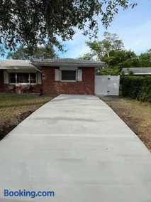 Sunny beach retreat with private bath, room and yard-3miles from Beach - Image 5