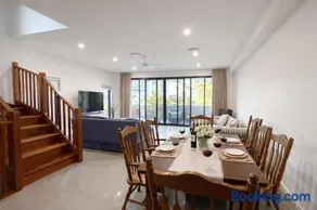 Modern 4BR 3Bath Duplex near Train Station Stylish Comfortable - Image 3