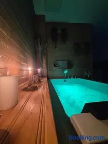 Love Room - Spa Balnéo Privatif & Nuit Romantique - Image 1