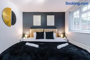 2 BDR House By Eason Stays Short Lets Stockport - Image 3