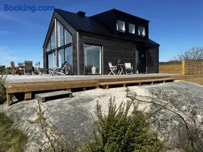 Welcome to a charming holiday home in Västra Frölunda - Image 2