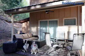 Hillside Hideaway Retreat - A Secluded Modern Cabin - Image 5