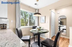 Spacious 1BR Upper Flat in the Heart of Roseville - Image 2