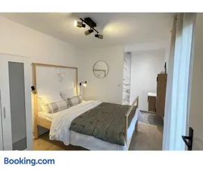 Suite moderne 2 personnes avec parking gratuit accès jardin - Image 1