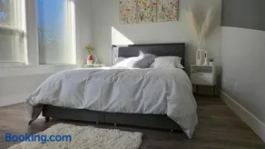 Modern Coastal 2BR Retreat with Private Hot Tub in Vancouver BC - Image 2