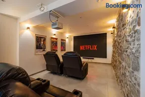 Le Repaire Cinéma - 8 couchages - Cinéma privée et salon de jeux - Image 1