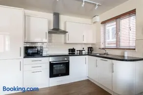 Spacious 2BR Flat - 2 Free Parking Spaces - Near LGW Airport - Image 2