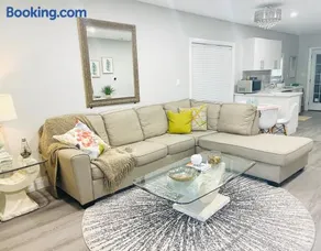 Charming Upper, 3BD, with workspace in Walkerville - Image 1