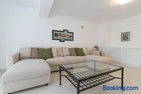 Spacious modern One bedroom Apartment with Garden & SeaView - Image 1