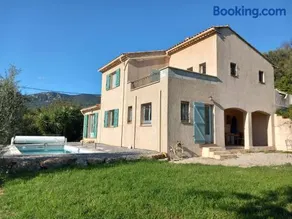 Detached villa with pool, Partial air-conditioning, set in a secure private garden, 800 metres from medieval village - Image 2