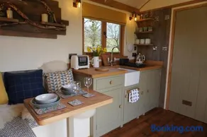 Little Ash Glamping - Luxury Shepherd's Huts - Image 2
