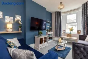 Lion House - Designer 4 Bed Urban Oasis Townhouse - Image 3