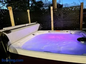 Storybook Escape - Hidden Speakeasy, Hot Tub, Sauna - Image 2