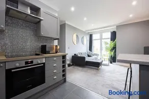 The Sharston - Free Parking & Close To Airport - Image 3
