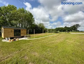 The Stag's Head - Shepherds Hut - Image 2