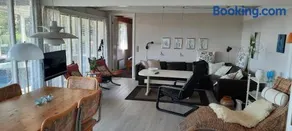 Cozy Holiday Home With Sea View - Image 2