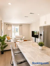 Stylish California Cottage,Private Backyard,15 Min to Manhattan Beach & LAX - Image 5
