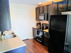 Spacious Townhouse, Central Location, Deluxe Guest Suite - Image 3