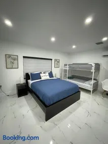 Stylish Studio Retreat Private Entry and Parking - Image 4
