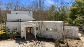 East Hampton 5BR Luxury Home with Heated Pool, Sauna Wine Room Near Beaches Stay - Image 1