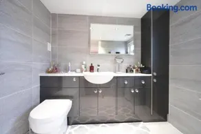 Spacious 4-Bed Family House - Image 2