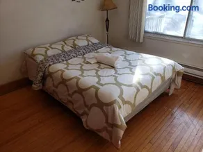 Bright room near Metro Monk station with Self Check-in - Image 3