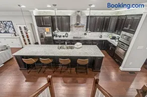 Luxury 3-Level Townhome Minutes to Annapolis - Image 1
