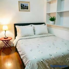 Private 2 Bedroom TV Private Entrance Kitchen Bathroom Gerrard Square Leslieville TTC Downtown Toronto - Image 1