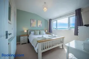 Welcoming Pembrokeshire home, perfect escape for couples, beach 5 mins, doorstep walks - Image 4