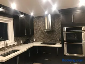 Modern Cozy Room with Private Bathroom and City View - Image 3