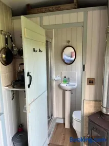 Cobbe Place Farm Shepherds Hut - Image 3