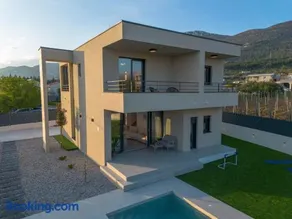 Blue Horizon Villa with Heated Pool 4BR and Skylight - Image 5