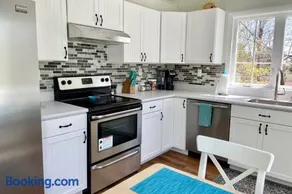 Newly Renovated Carriage House Near Town & Beaches - Image 4
