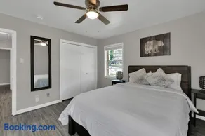 Piney Woods I Ping Pong I By SHSU I TV I Sleeps 11 - Image 2