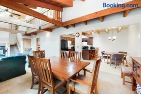 Spacious townhouse with shared hot tub & pool sleeps 6 - Image 5