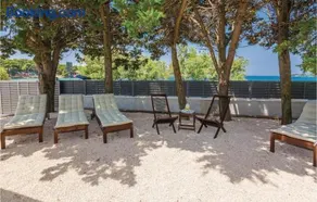 Ten-Bedroom Holiday Home In Petrcane - Image 3