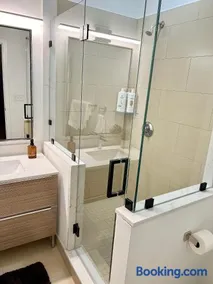 Modern Luxury Apartment in City - Image 5