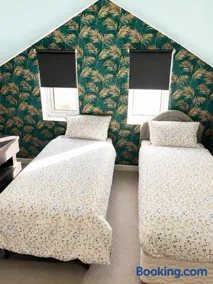 Twin single bedroom perfect for contractors and football fans - Image 3