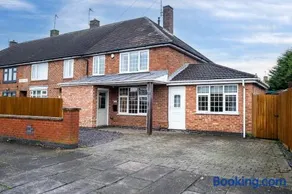 Modern House 6 Beds 3 Car Driveway Parking - Image 3