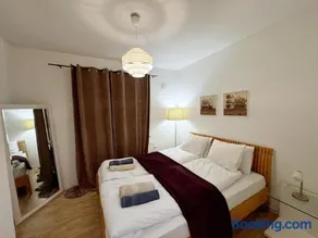 Cozy Independent House with Free Parking and 20 mins to center - Image 1