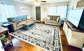 Relax & Unwind in 2BR 1BA Home in Quiet Neighborhood - Image 1